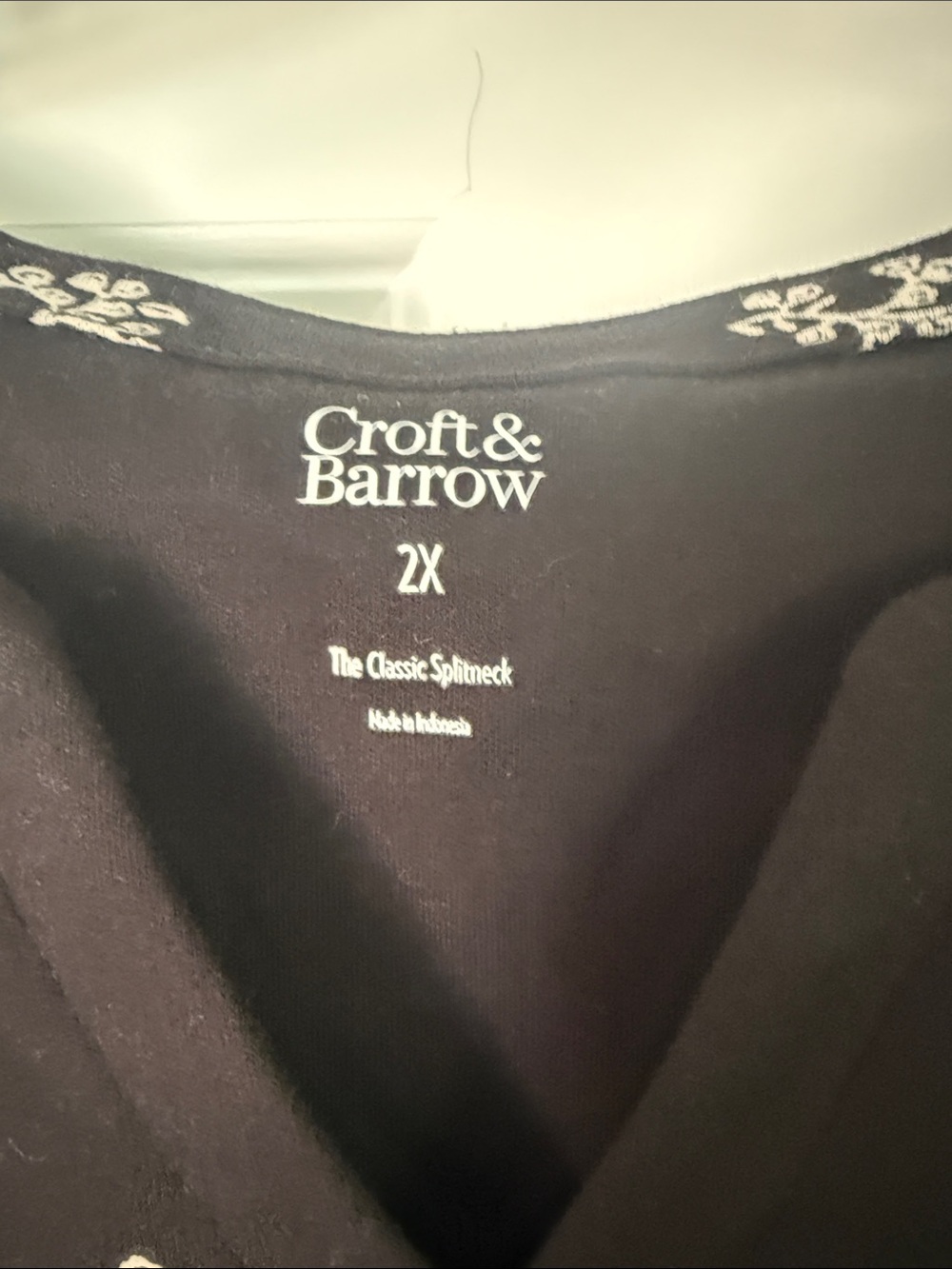 croft & barrow Black Short-Sleeve V-Neck Tee Small White Floral Motif 2X NWT - Picture 2 of 4